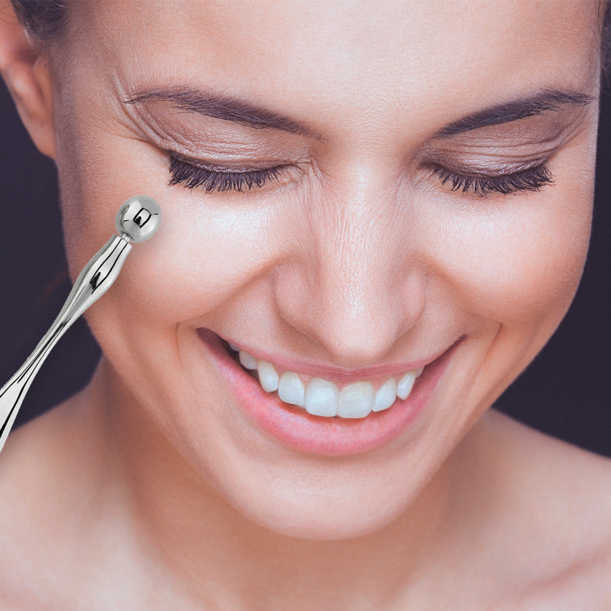 Spatule cosmétique équipée d'une bille pour le massage du visage et du contour des yeux