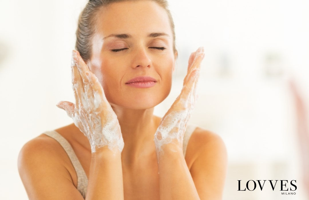 
Le double nettoyage du visage proposé par LOVVES Alta Cosmesi Naturale, à quel point il est important dans la routine quotidienne des soins de la peau.